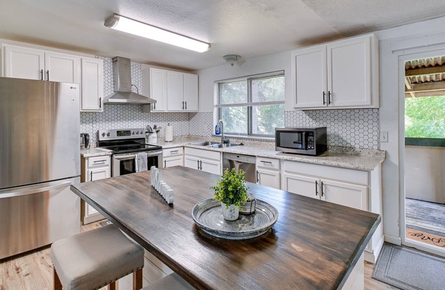 Lacey Home w/ Backyard - Family & Pet Friendly!