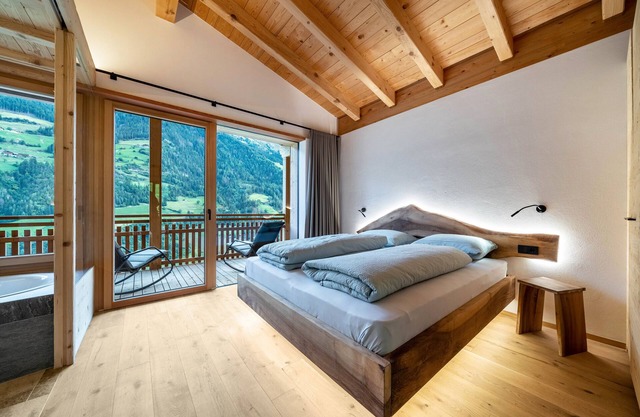 LAGAR-Ferienwohnung 'Struzer Michele' mit zwei privaten Loggias und Berg- und Talblick