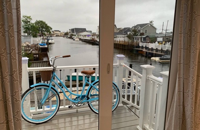 Lagoon access and views . Close Restaurants and minutes from LBI