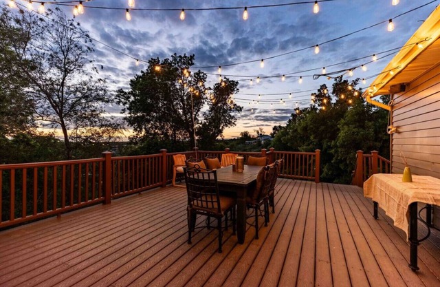 Lagoon Basecamp-Hot Tub, Large Deck, Valley View!