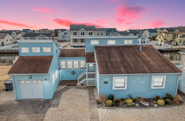 Lagoon-front home just minutes from the beach!