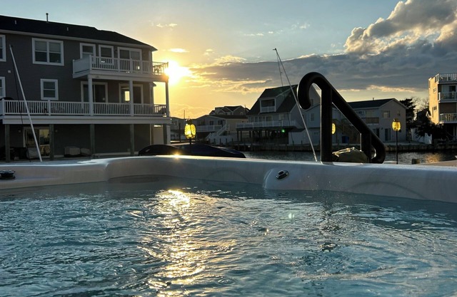 LAGOON FRONT 4 bedrooms, Dock,12 PERSON SWIM SPA, 5 min to LBI Beaches