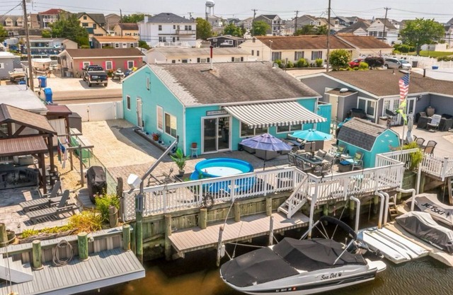 Lagoon Living! 3-bedroom house with AC, WiFi in peaceful Beach Haven West