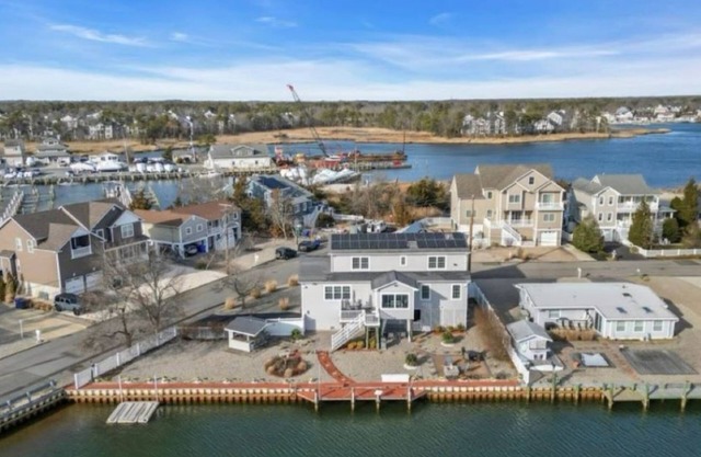 Lagoon Luxury: Your Blue Escape Awaits! n4 Bedrooms Waterfront Oasis! nBYOBoat