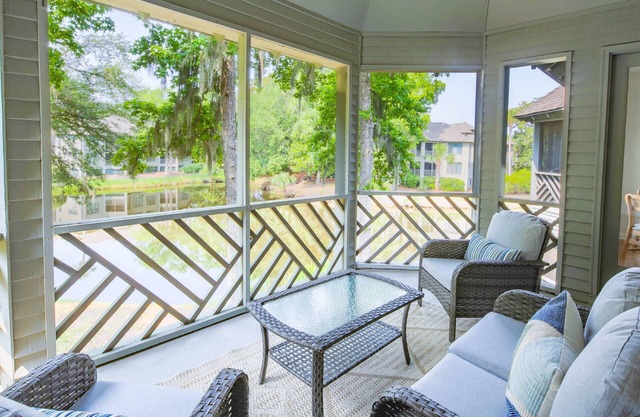 Lagoon Views, Dog Friendly & Beautifully Renovated - Perfect for a Couple's Beach Getaway!