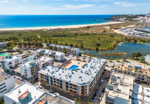 Lagos Apt with pool and huge balcony Very close to Beach and Marina