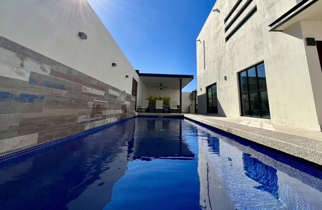Laguna Shore Thing, modern beach house w/ private pool, resort, sleeps 20