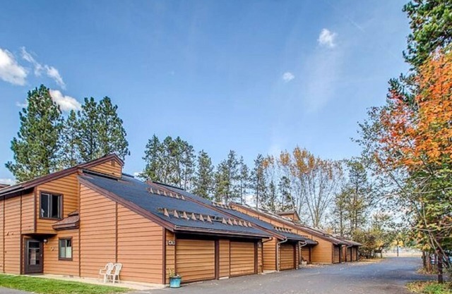 Laid Back Lounge: Seasonal Pool and Tennis Court, Close to Golf Course