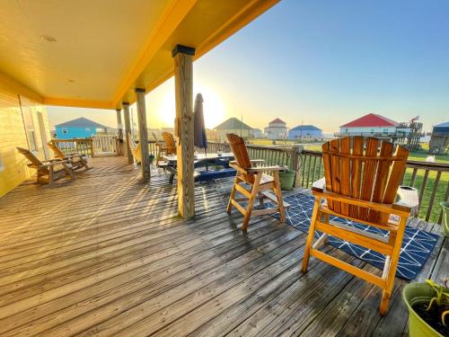 Laidback, Spacious Luxury with Hot Tub, Fully Stocked and Private Beach Access