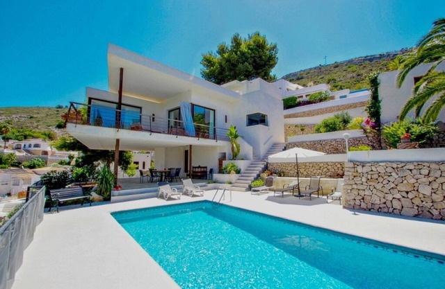 Laja - im Berghang gelegen, mit atemberaubender Aussicht auf die Küste Moraira