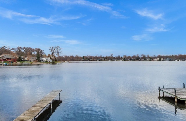 Lake Front Retreat: paddle board/canoe W HOT TUB