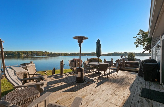 Lake Front little paradise on Oxbow Lake with hot tub!