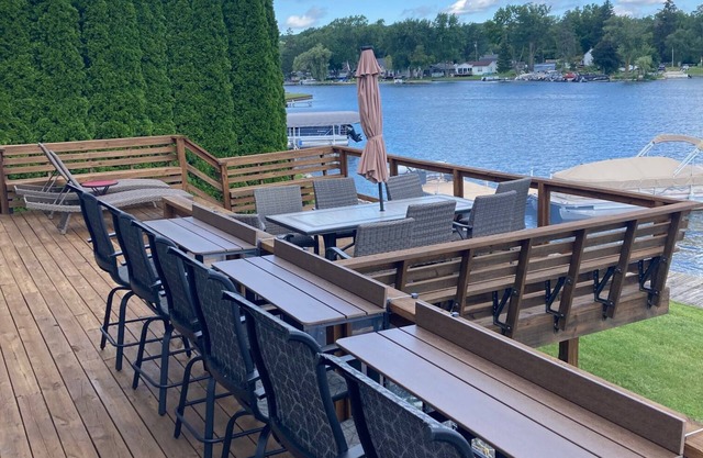 Lakefront home w/ walkout basement arcade/bar area! Free Kayaks! Sandbar!