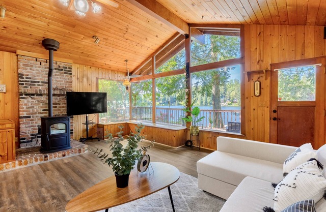 Lake access cabin near trails and spring