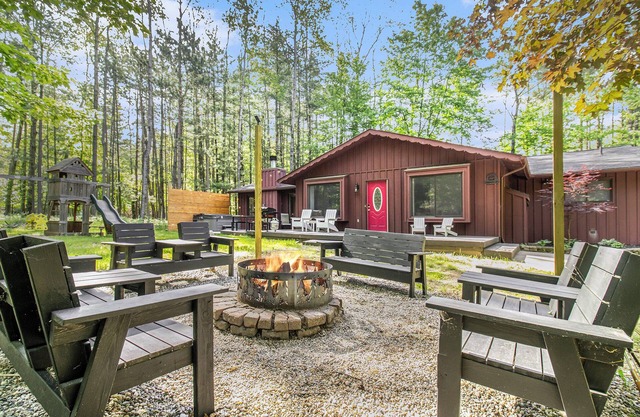 Lake Access Cabin with HotTub, Firepit and Indoor Pool Access