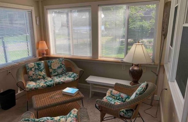 Lake Access Cottage, fenced, private, pet friendly, sleeps 6 with sleeper sofa