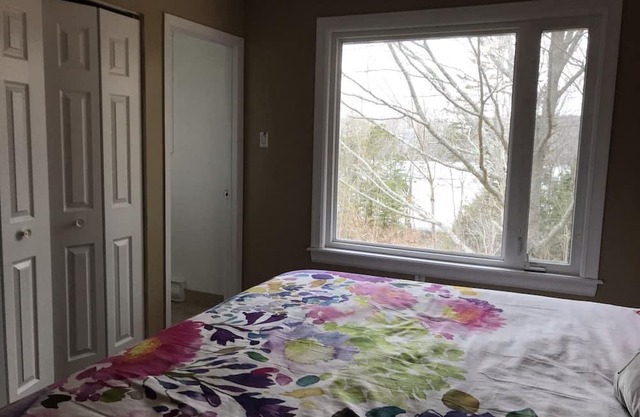 Lake Access Home 3 BDRM 12 minutes to Airport