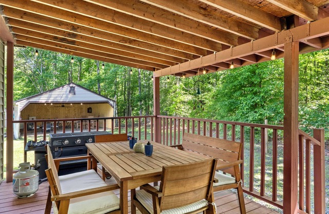 Lake Anna Rental-3min walk! Gated 3BR, covered game barn, king bed, fire pits