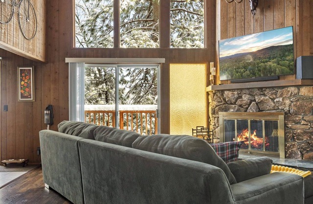 Lake Arrowhead Cabin - Hot Tub Game Room AC Fire Pit Pet Friendly