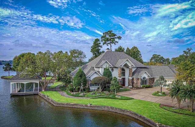 Lake Balboa Executive Home, Lakeview Every Room. Private Peninsula