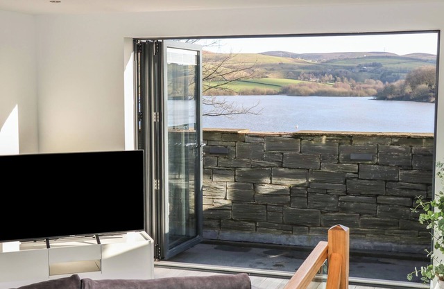 LAKE BANK VIEWS, romantic, with a garden in Littleborough