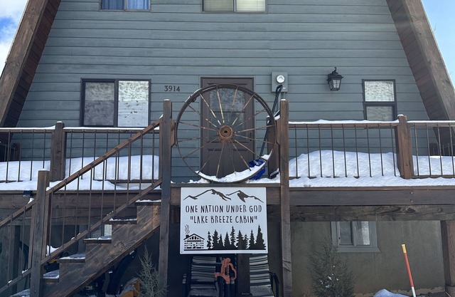 Lake Breeze Cabin- Enjoy the hot tub, the views and 20 minutes to Yellowstone!