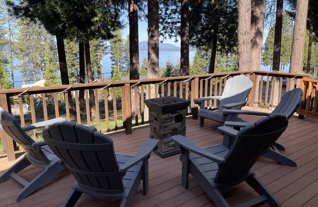 Lake Breeze Cabin: Enjoy spectacular lake views from this quiet, cozy cabin!