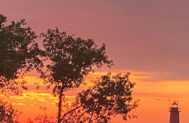 Lake Breeze Cottage 6 beds w AC, hot tub near Lake Michigan beach and The Deck.