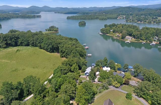 Lake Breeze Cottage - by Chatuge Home Concierge Lake access, fire pit, hot tub, canoe, kayak
