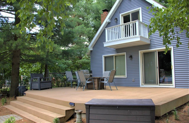 LAKE CAMELOT HOME WITH PONTOON RENTAL, MINUTES FROM SAND VALLEY GOLF RESORT - PET FRIENDLY