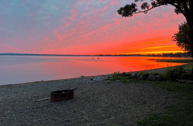 Lake Champlain 2-bedroom cottage with kayaks and bikes in beautiful Alburgh.