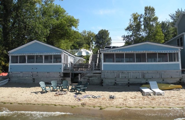 Lake Champlain Cottages am See mit herrlichem Blick auf die Berge.