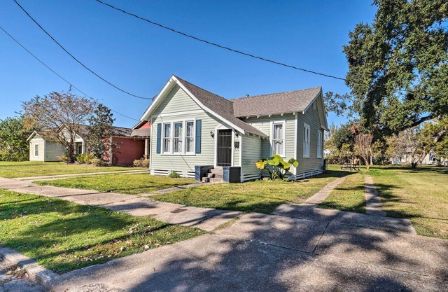 Lake Charles Cottage w/ Fireplace & Yard!
