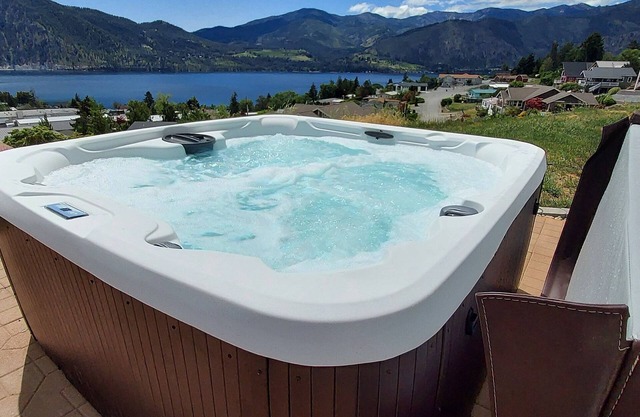 Last minute deal! 10% off June 9-12! Pool / hottub. Amazing Lake Chelan view!