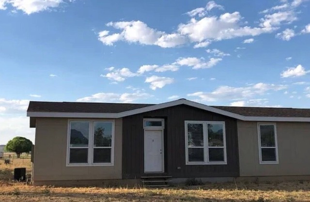 Lake close room to relax 😎bring horses . Trailer, & sxs parking off of main st.