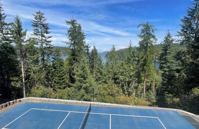 Lake Coeur d'Alene Family-friendly cabin