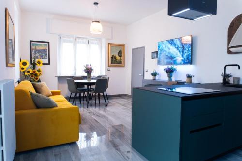 Lake Como - 3 min Walk from Beach - Modern Flat for 5 Guests