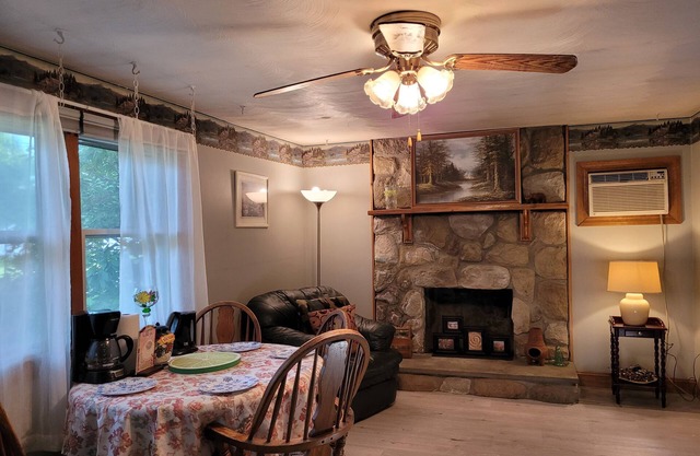 Lake Congamond Cozy Stylish Comfortable House