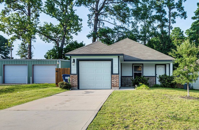 Lake Conroe Home w/Yard: Half-Mi to Boating!