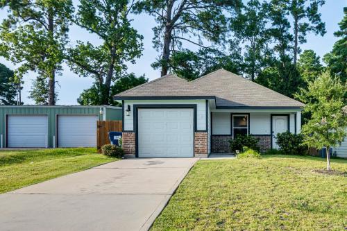 Lake Conroe Home with Yard Half-Mi to Boating!