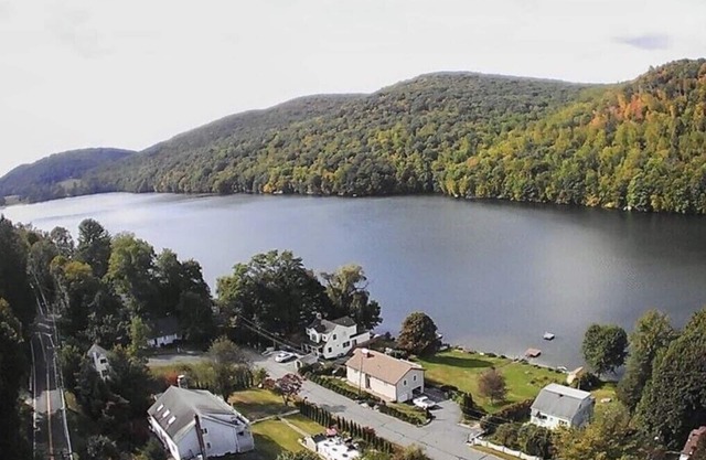Lake Cottage, Kayaks, FirePit, Grill & Deck, 1 hour & 15 Minutes to NYC!