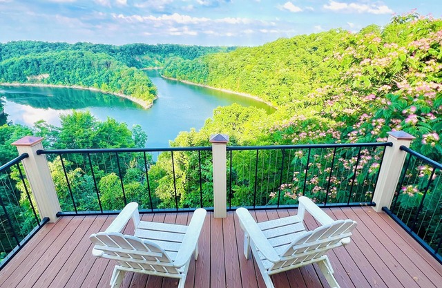 LAKE CUMBERLAND: AMAZING lake views year-round. Minutes to JAMESTOWN Marina, KY