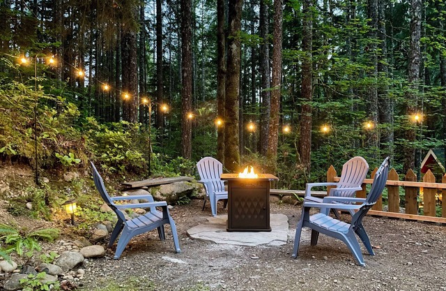 Lake Cushman Family Getaway-5 min walk to Lake-King Bed-Pets OK-Firepit-Kayaks!