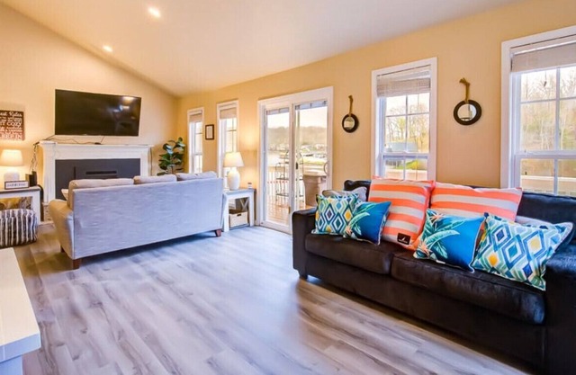 Lake Daze- 3 bedroom/ 2 bath Waterfront Home