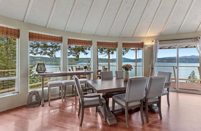 Lake Daze . Unique Round Lakehouse - stunning sunsets and beautiful lake views