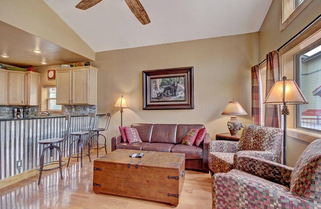Lake Dillon Luxury: Ski, Dine, Hike, Bike, Boat, Kayak, Shop, Relax, Repeat !!