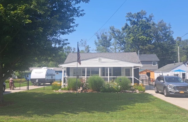 Charming 2-bedroom house near Lake Erie in beautiful Angola with AC, WiFi