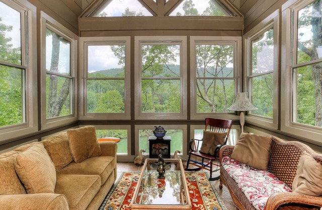 Lake Escape - Lounge with Scenic Lake Views!