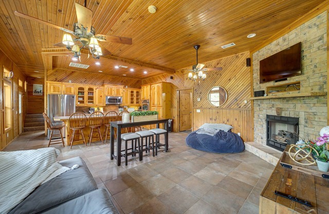 Lake Eufaula Cabin w/ Hot Tub & Large Deck