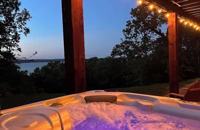 Lake Eufaula- Luxury Lake House, Lake Views Hot Tub 3 Decks Air Hockey,Fire Pit